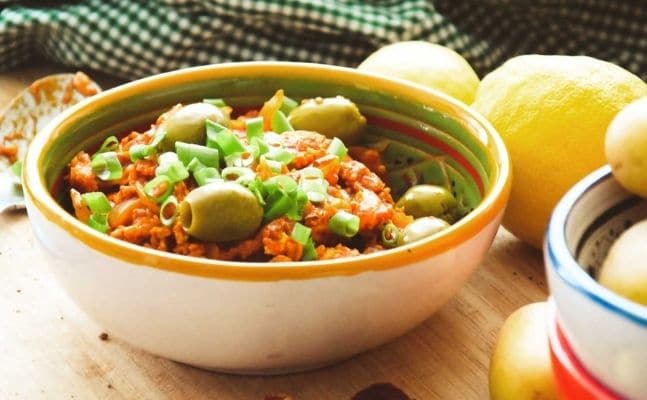 herzhaftes porridge tomaten oliven | Was essen Veganer zum Frühstück? | Ein Bild von a journey to ourselves
