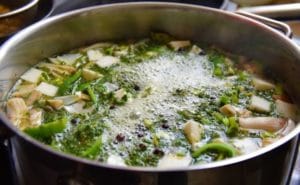 klare gemuesesuppe | Klare Gemüsesuppe - vegan & würzig | Ein Bild von a journey to ourselves