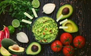 vegane guacamole rezept | Guacamole Rezept - vegan, cremig & selbstgemacht | Ein Bild von a journey to ourselves