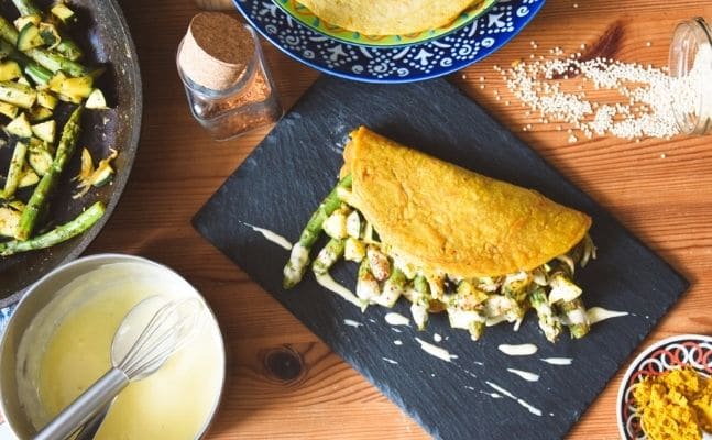 veganes omelette mit spargelfuellung | Was essen Veganer zum Frühstück? | Ein Bild von a journey to ourselves