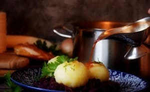 Kartoffel Knödel mit veganer Bratensauce und Rotkraut.jpg