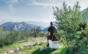 Constantin seniert in Spaniens Landschaft hinein auf der Trockentrenntoilette