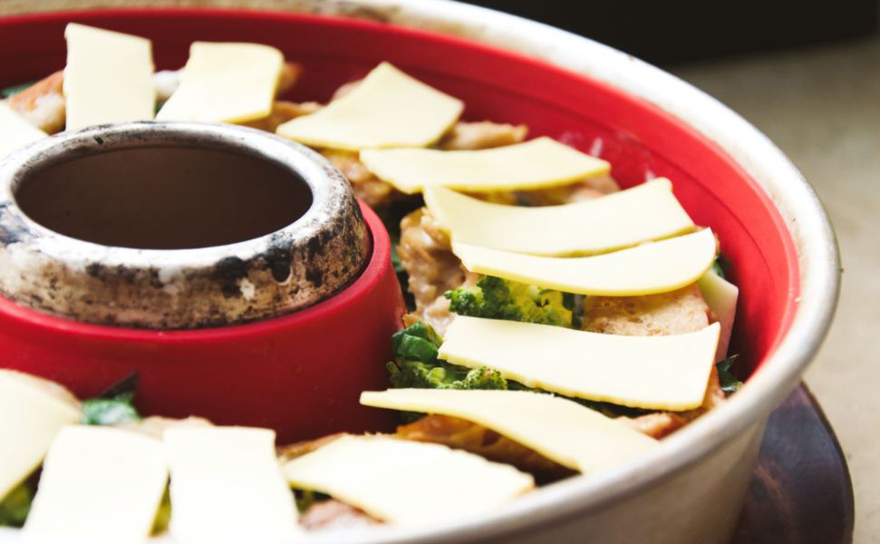 Detailaufnahme der goldenen Royal-Kruste auf dem veganen Auflaufrand.